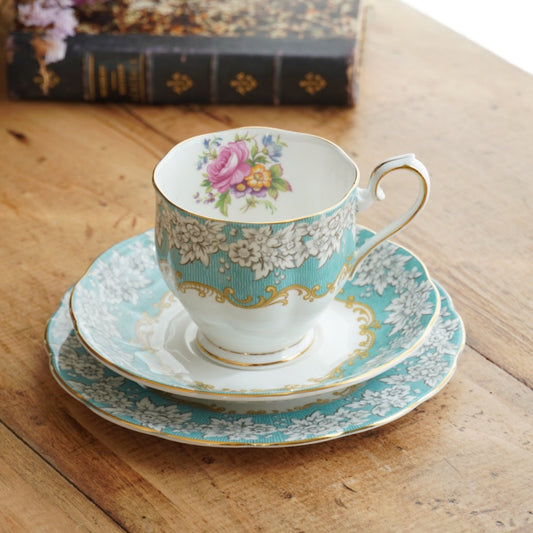 Grande tasse et assiette à gâteau "Mary" en porcelaine anglaise fleurie, bleutée et dorée modèle Enchantment Royal Albert