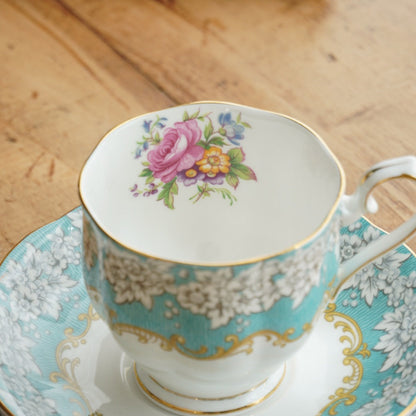 Grande tasse et assiette à gâteau "Mary" en porcelaine anglaise fleurie, bleutée et dorée modèle Enchantment Royal Albert