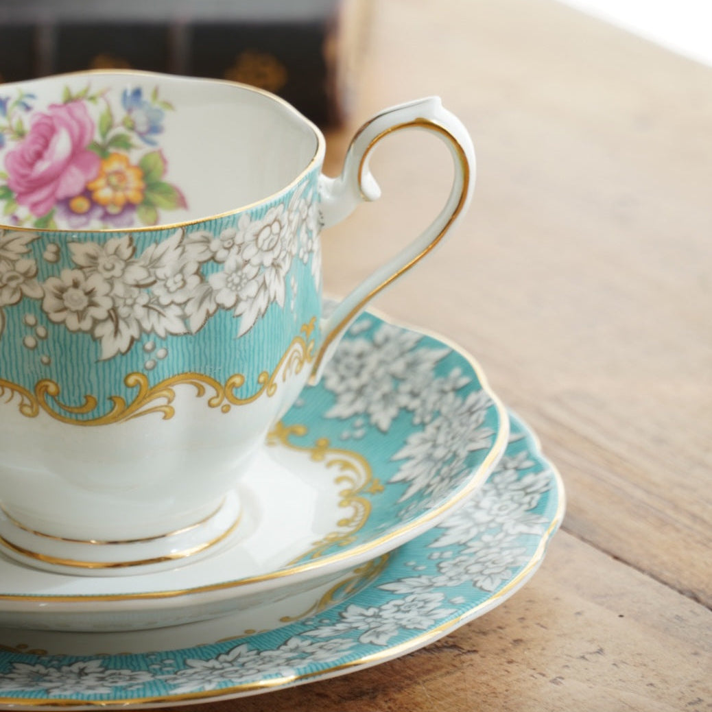 Grande tasse et assiette à gâteau "Mary" en porcelaine anglaise fleurie, bleutée et dorée modèle Enchantment Royal Albert