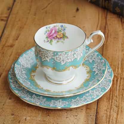 Grande tasse et assiette à gâteau "Mary" en porcelaine anglaise fleurie, bleutée et dorée modèle Enchantment Royal Albert