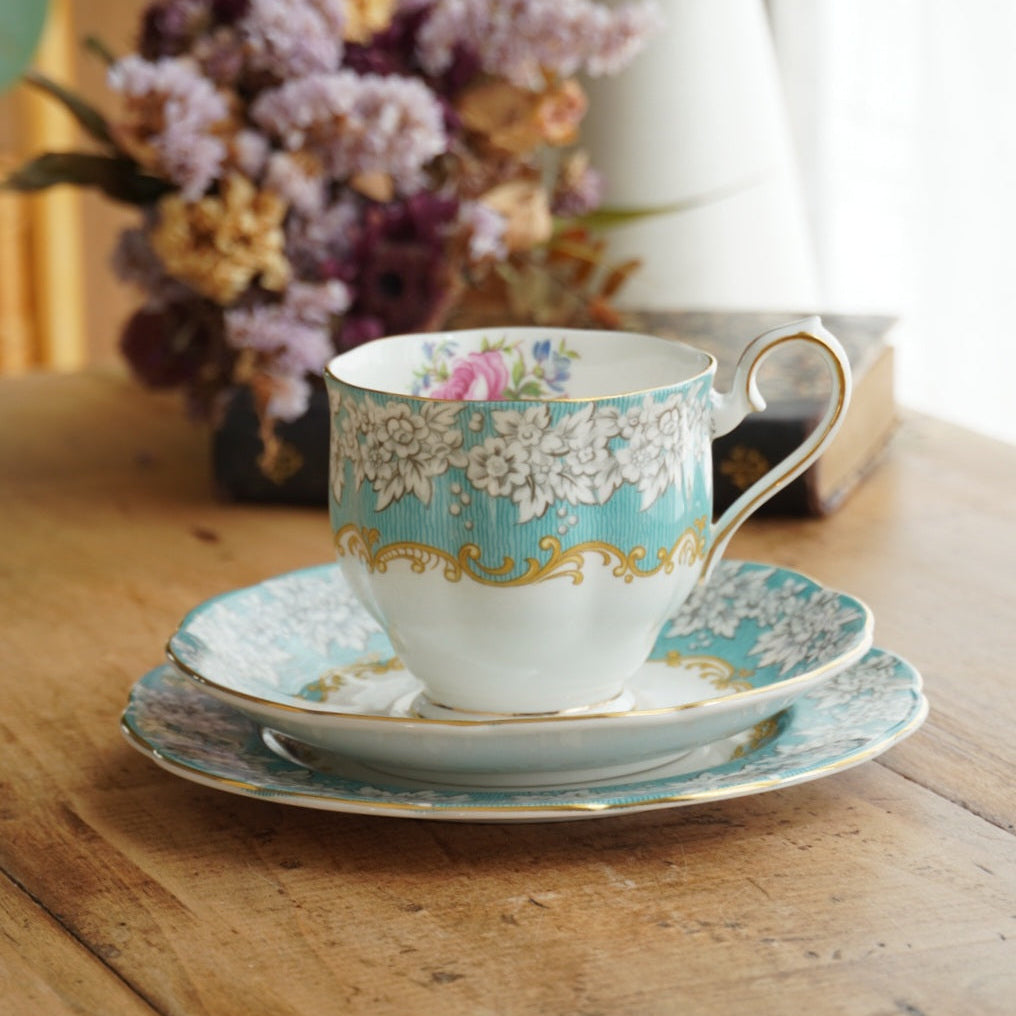 Grande tasse et assiette à gâteau "Mary" en porcelaine anglaise fleurie, bleutée et dorée modèle Enchantment Royal Albert