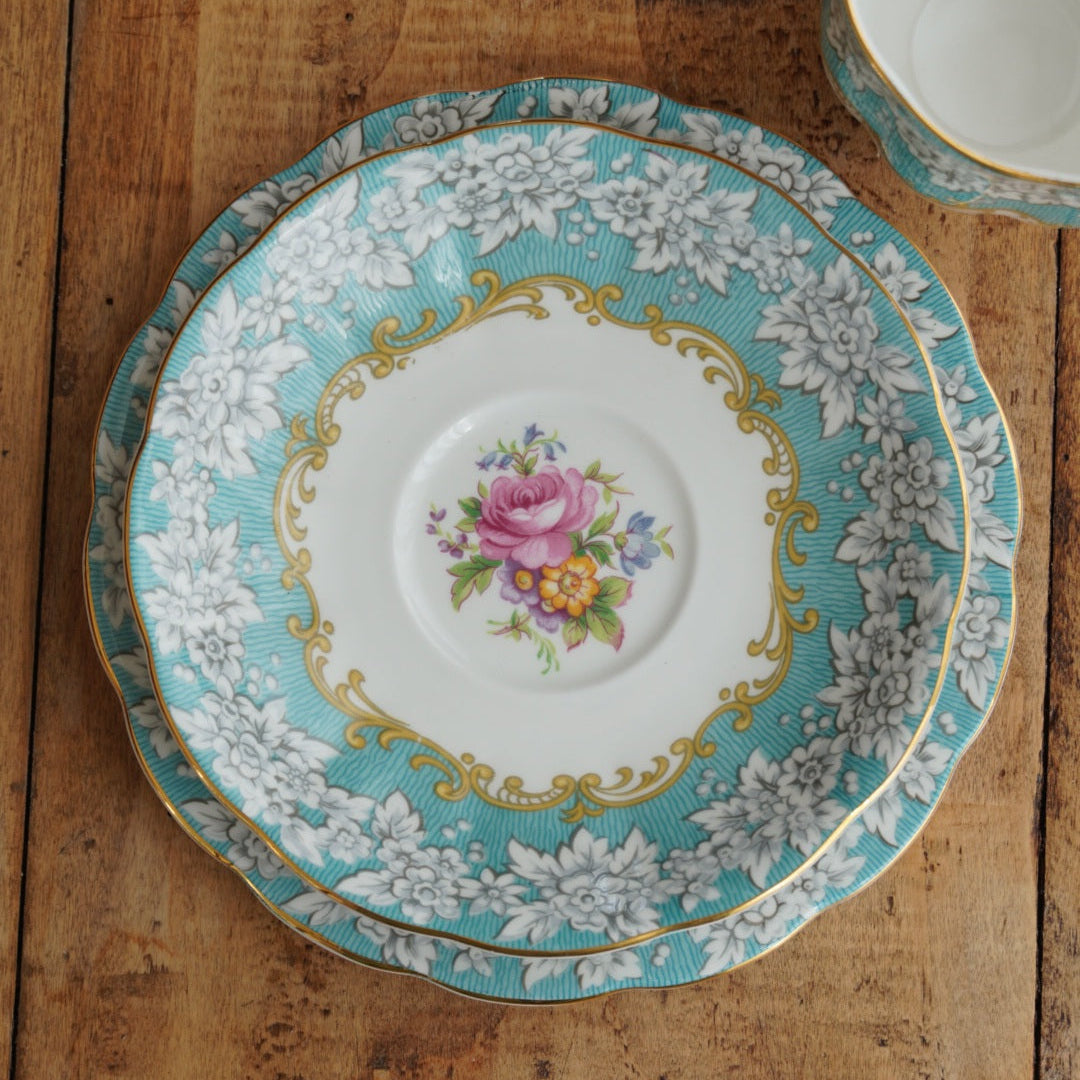 Grande tasse et assiette à gâteau "Mary" en porcelaine anglaise fleurie, bleutée et dorée modèle Enchantment Royal Albert
