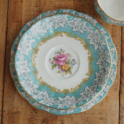 Grande tasse et assiette à gâteau "Mary" en porcelaine anglaise fleurie, bleutée et dorée modèle Enchantment Royal Albert