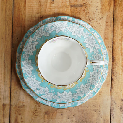 Grande tasse et assiette à gâteau "Mary" en porcelaine anglaise fleurie, bleutée et dorée modèle Enchantment Royal Albert