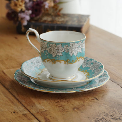 Grande tasse et assiette à gâteau "Mary" en porcelaine anglaise fleurie, bleutée et dorée modèle Enchantment Royal Albert
