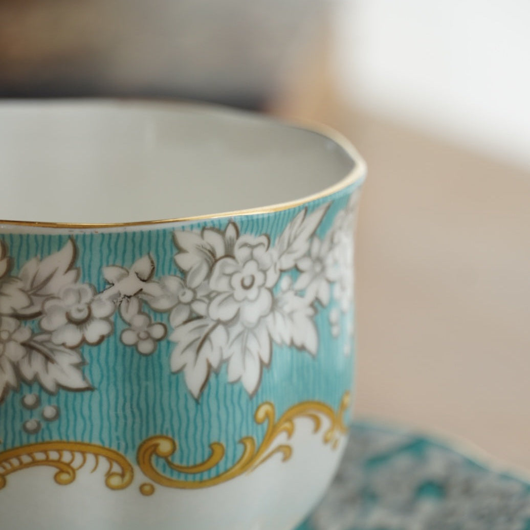 Grande tasse et assiette à gâteau "Mary" en porcelaine anglaise fleurie, bleutée et dorée modèle Enchantment Royal Albert