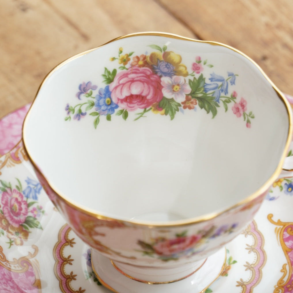 Tasse "Carly" et assiette à gâteau en porcelaine anglaise fleurie et dorée Royal Albert modèle Lady Carlyle