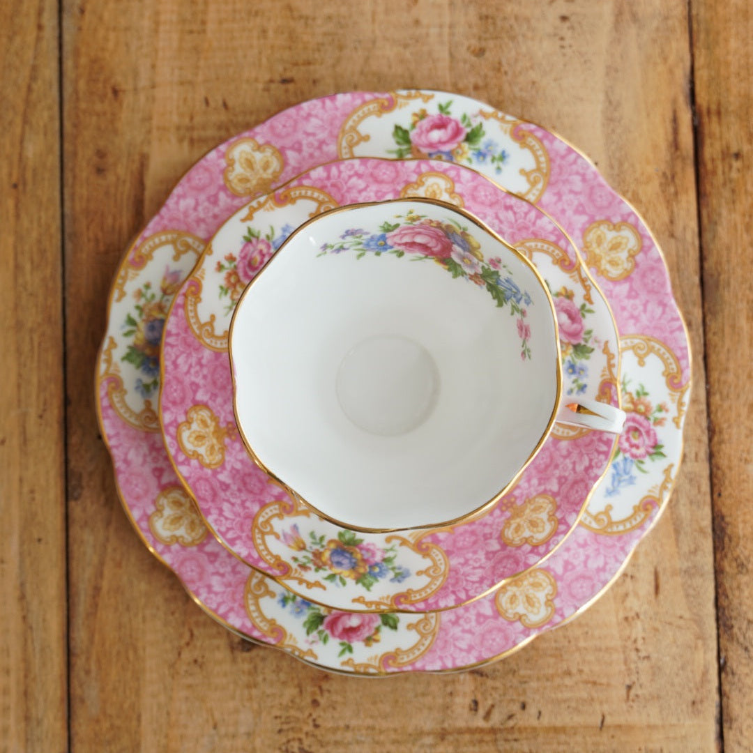 Tasse "Carly" et assiette à gâteau en porcelaine anglaise fleurie et dorée Royal Albert modèle Lady Carlyle