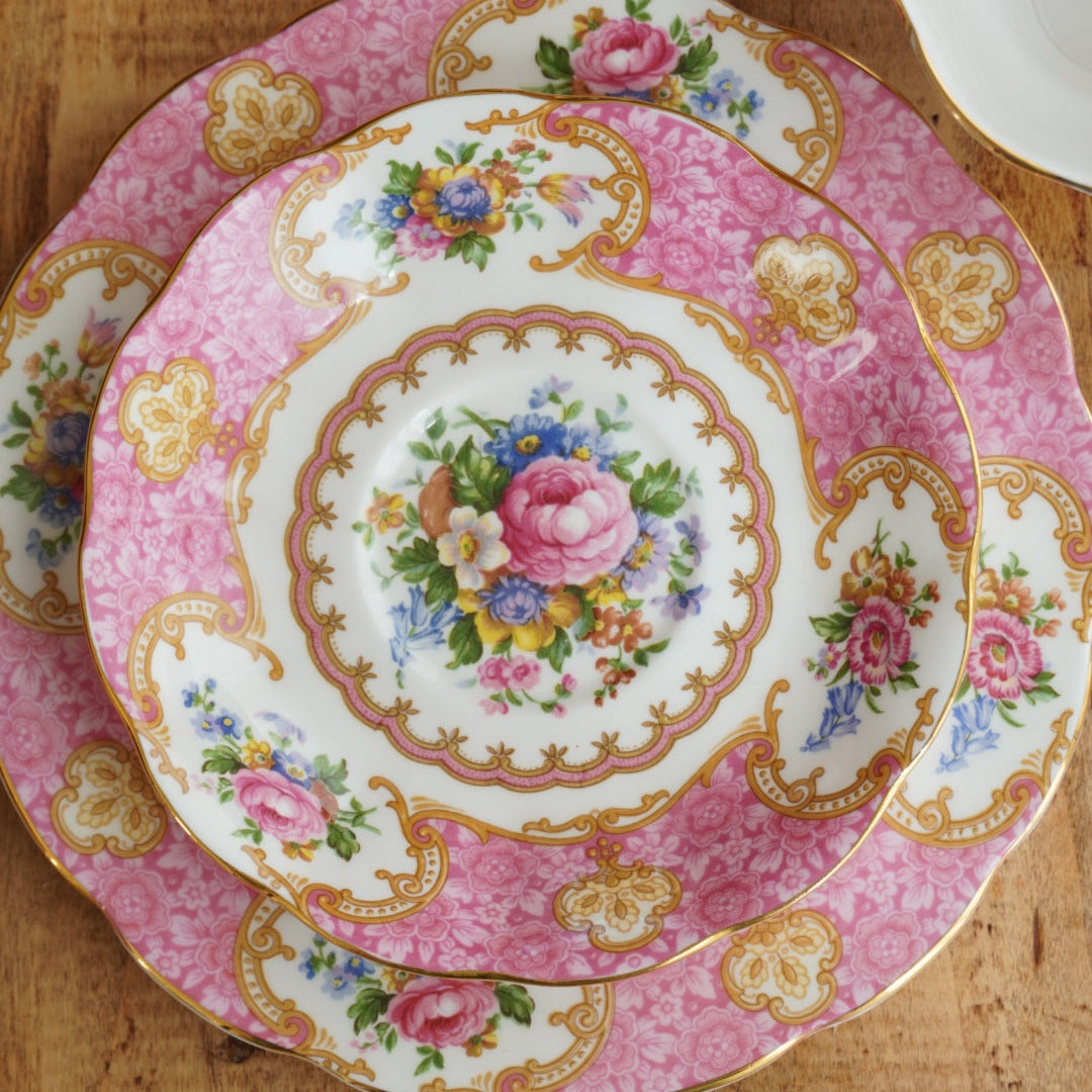 Tasse "Carly" et assiette à gâteau en porcelaine anglaise fleurie et dorée Royal Albert modèle Lady Carlyle