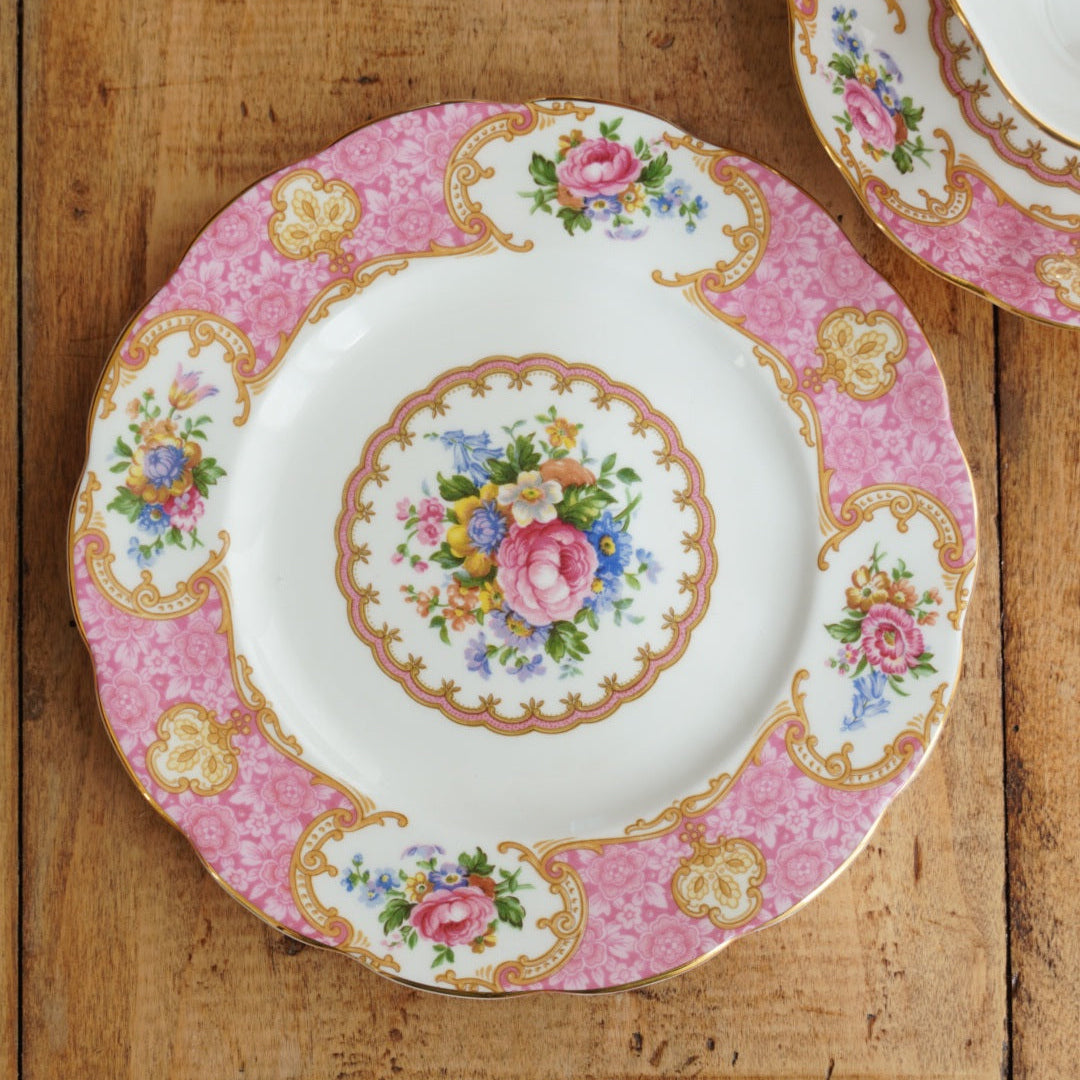 Tasse "Carly" et assiette à gâteau en porcelaine anglaise fleurie et dorée Royal Albert modèle Lady Carlyle