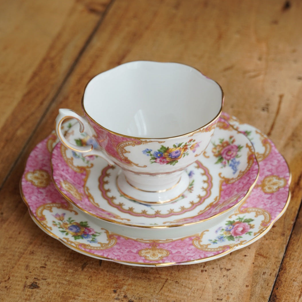 Tasse "Carly" et assiette à gâteau en porcelaine anglaise fleurie et dorée Royal Albert modèle Lady Carlyle