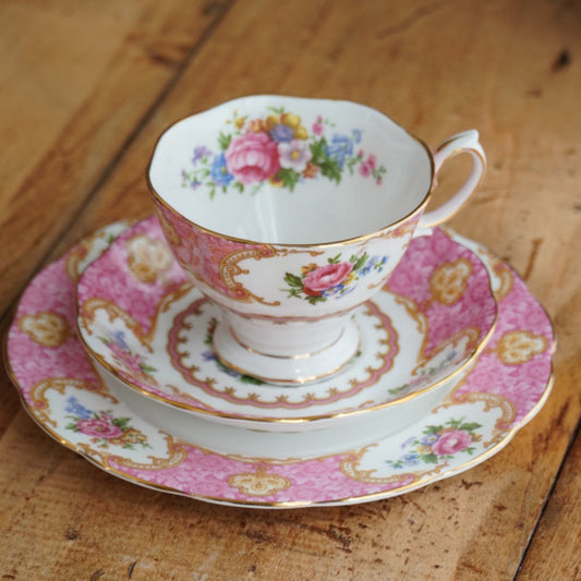 Tasse "Carly" et assiette à gâteau en porcelaine anglaise fleurie et dorée Royal Albert modèle Lady Carlyle