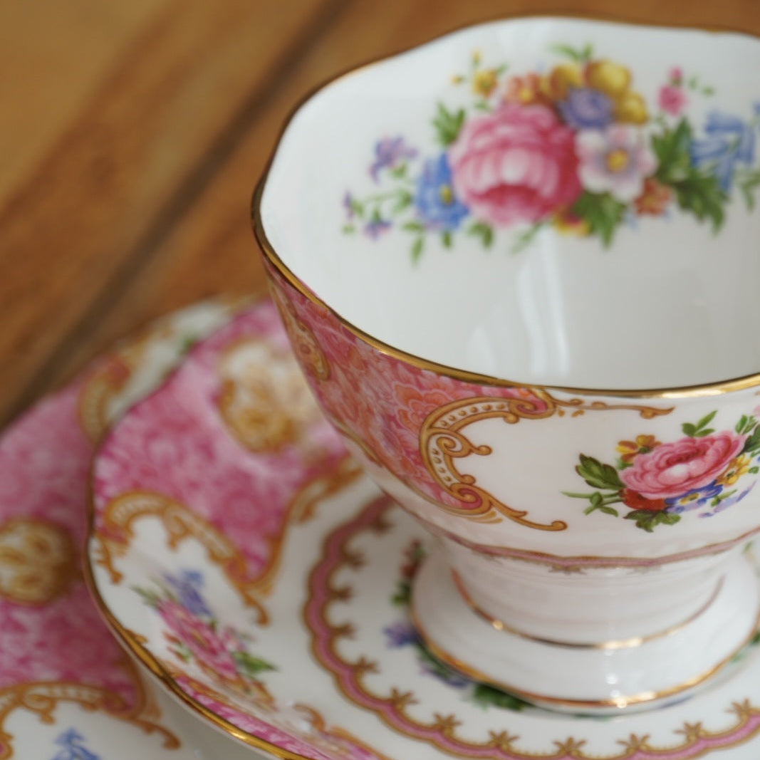 Tasse "Carly" et assiette à gâteau en porcelaine anglaise fleurie et dorée Royal Albert modèle Lady Carlyle