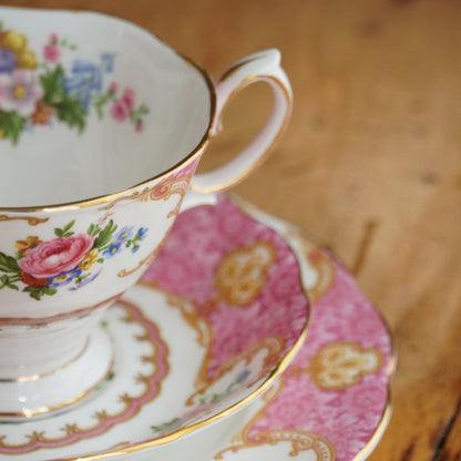 Tasse "Carly" et assiette à gâteau en porcelaine anglaise fleurie et dorée Royal Albert modèle Lady Carlyle