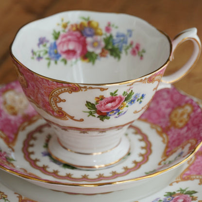 Tasse "Carly" et assiette à gâteau en porcelaine anglaise fleurie et dorée Royal Albert modèle Lady Carlyle
