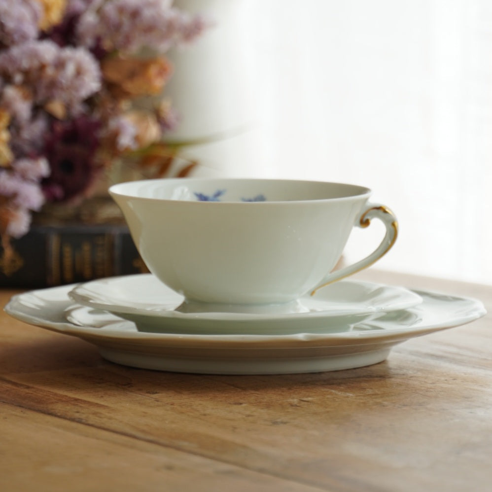 Tasse et assiette à gâteau "Ulberte" en porcelaine fleurie bleutée Ancienne Fabrique Royale de Limoges