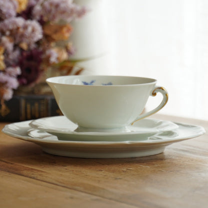 Tasse et assiette à gâteau "Ulberte" en porcelaine fleurie bleutée Ancienne Fabrique Royale de Limoges
