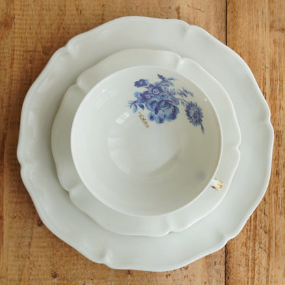 Tasse et assiette à gâteau "Ulberte" en porcelaine fleurie bleutée Ancienne Fabrique Royale de Limoges
