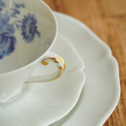 Tasse et assiette à gâteau "Ulberte" en porcelaine fleurie bleutée Ancienne Fabrique Royale de Limoges