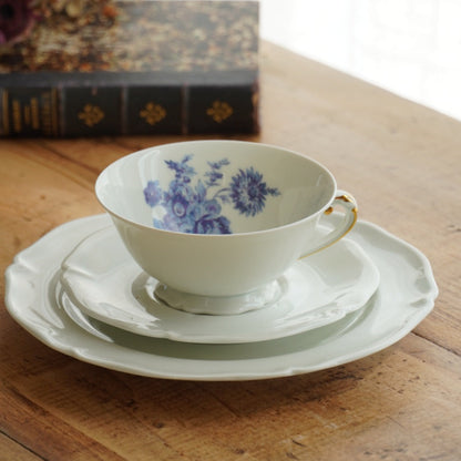 Tasse et assiette à gâteau "Ulberte" en porcelaine fleurie bleutée Ancienne Fabrique Royale de Limoges