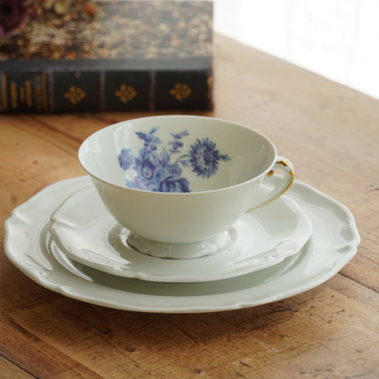 Tasse et assiette à gâteau "Ulberte" en porcelaine fleurie bleutée Ancienne Fabrique Royale de Limoges