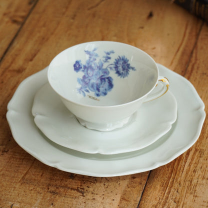 Tasse et assiette à gâteau "Ulberte" en porcelaine fleurie bleutée Ancienne Fabrique Royale de Limoges