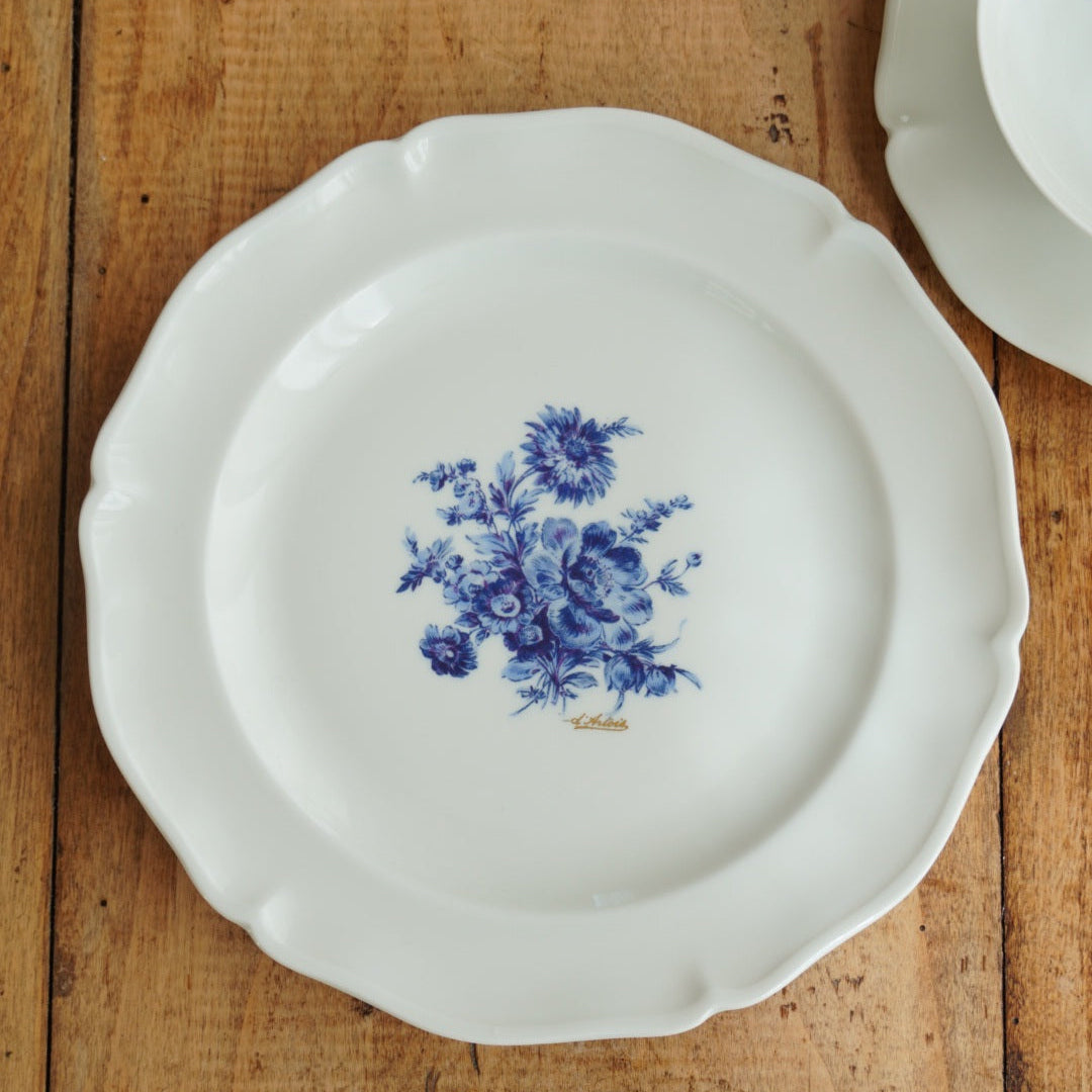 Tasse et assiette à gâteau "Ulberte" en porcelaine fleurie bleutée Ancienne Fabrique Royale de Limoges