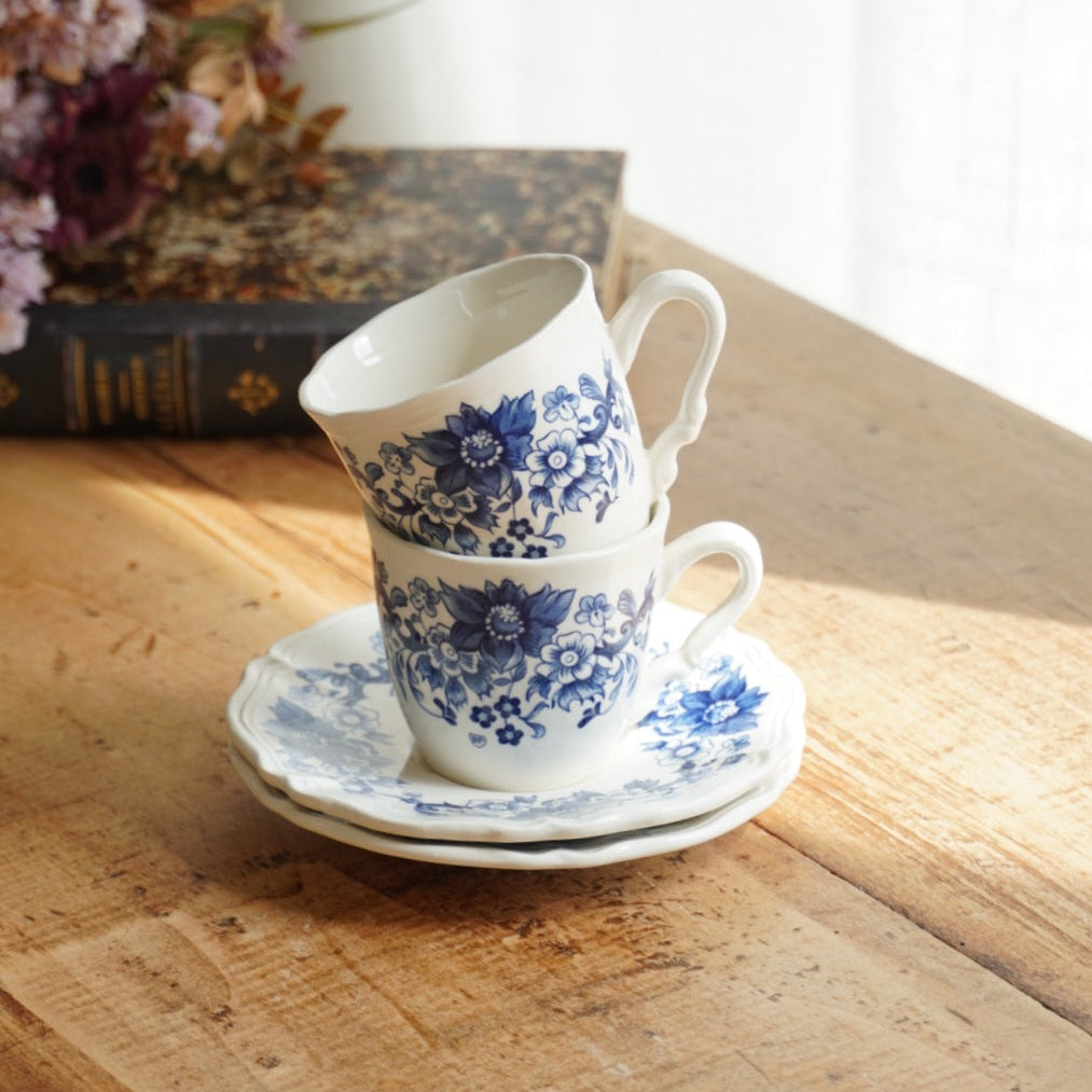 Tête-à-tête de petites tasses "Olphide" en faïence fleurie bleutée Sarreguemines