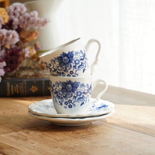 Tête-à-tête de petites tasses "Olphide" en faïence fleurie bleutée Sarreguemines