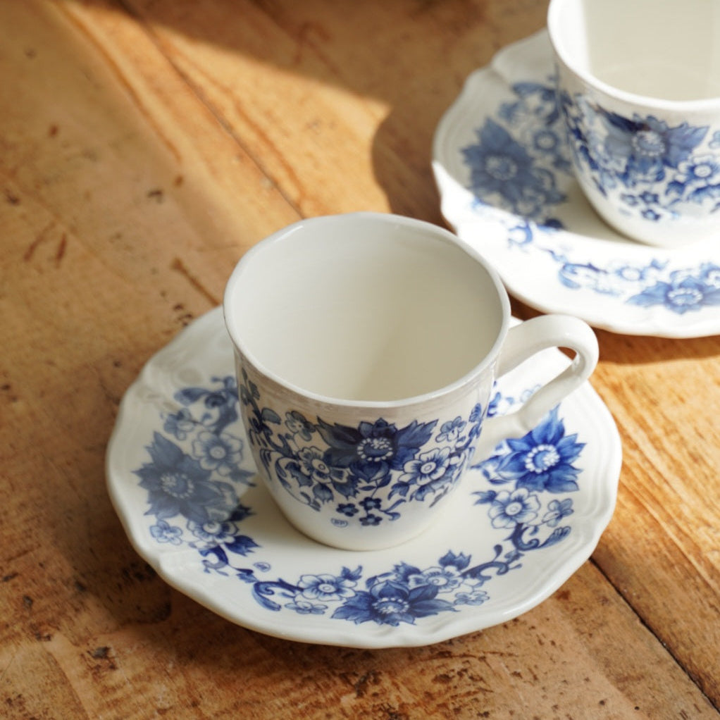 Tête-à-tête de petites tasses "Olphide" en faïence fleurie bleutée Sarreguemines