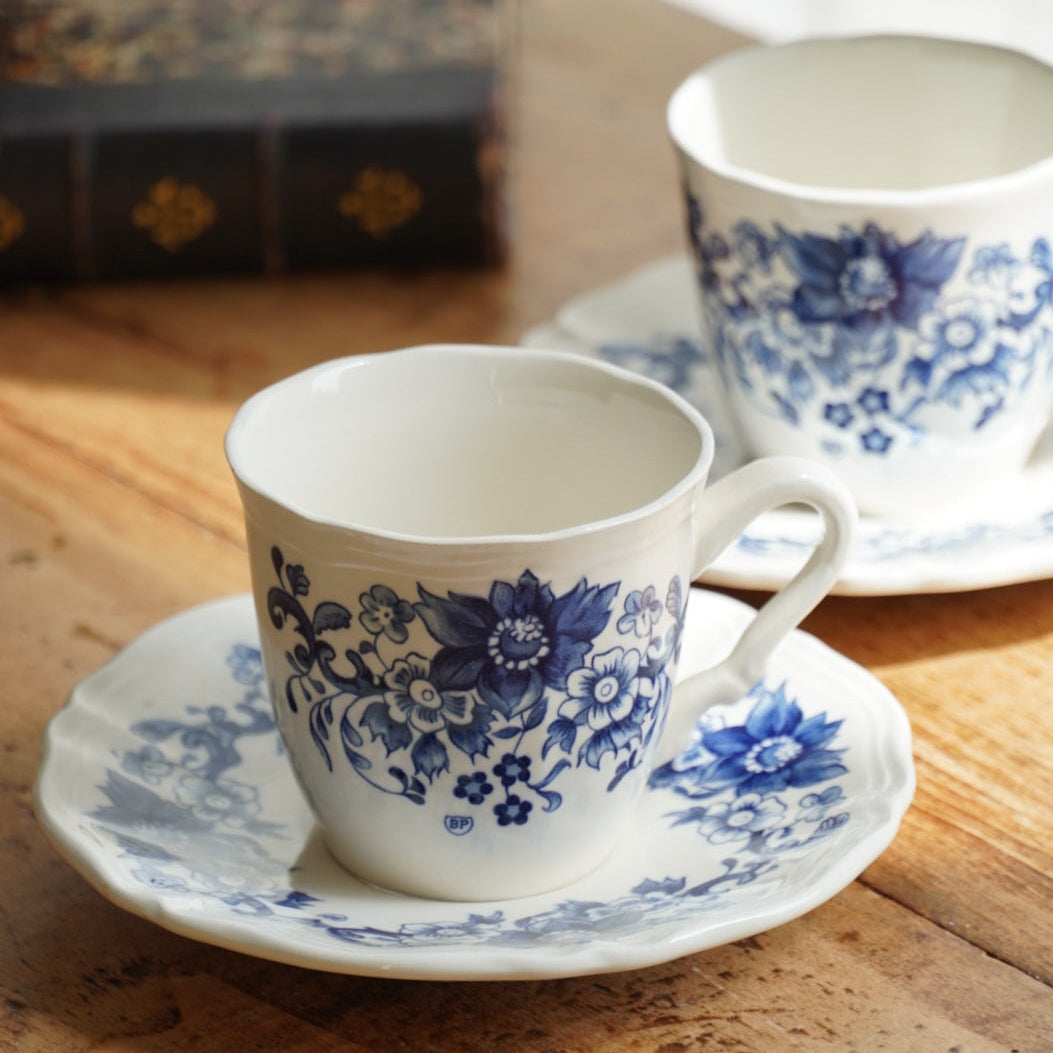 Tête-à-tête de petites tasses "Olphide" en faïence fleurie bleutée Sarreguemines