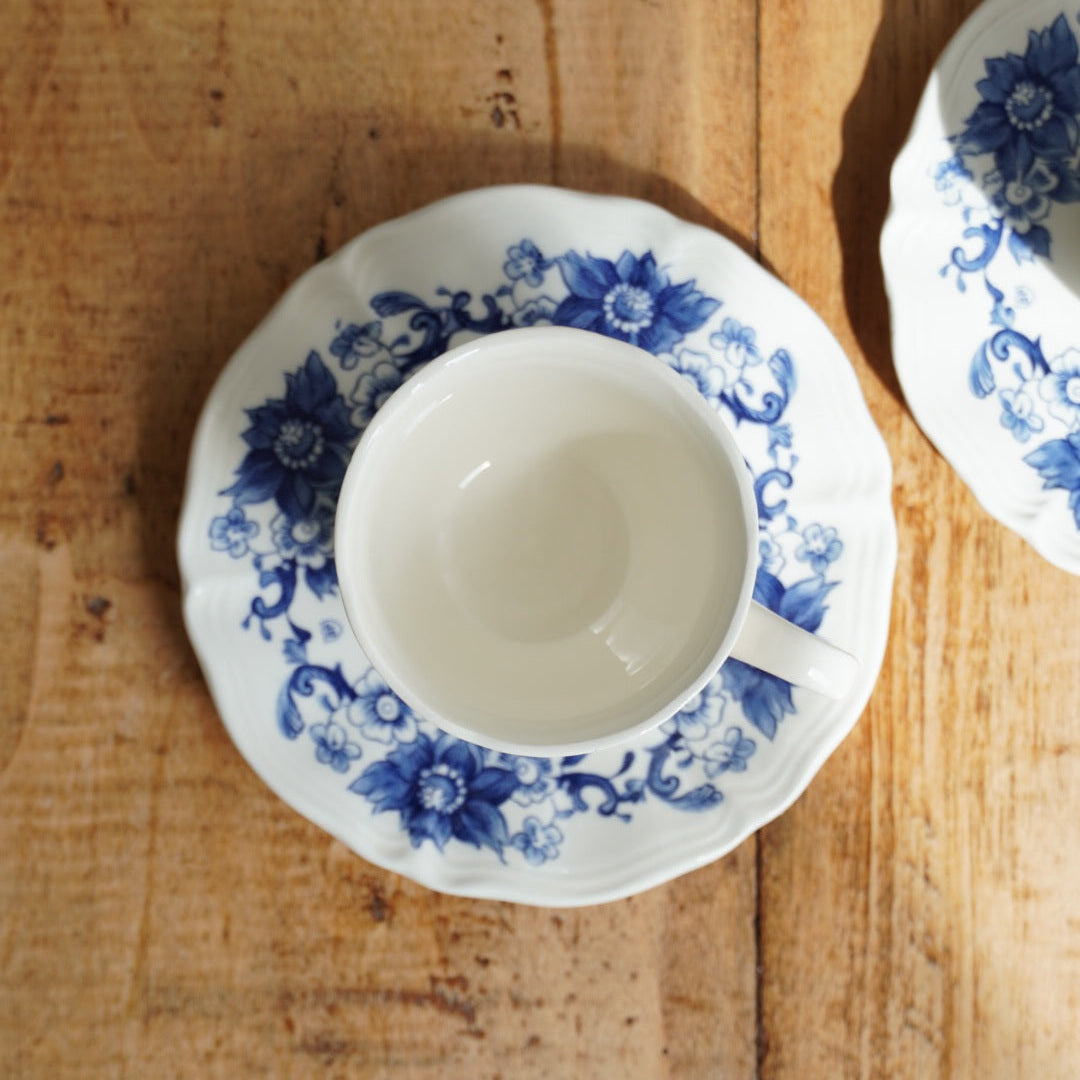 Tête-à-tête de petites tasses "Olphide" en faïence fleurie bleutée Sarreguemines