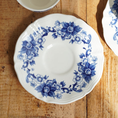 Tête-à-tête de petites tasses "Olphide" en faïence fleurie bleutée Sarreguemines
