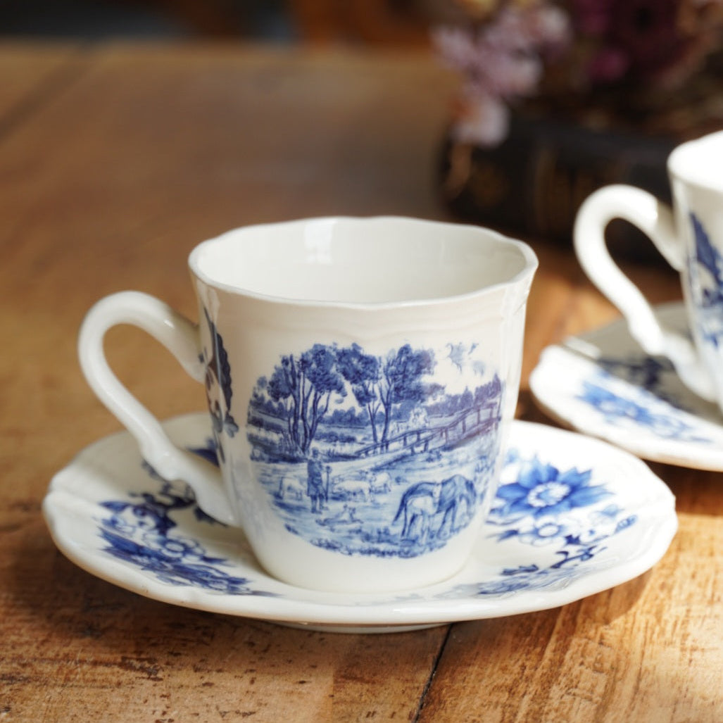 Tête-à-tête de petites tasses "Olphide" en faïence fleurie bleutée Sarreguemines