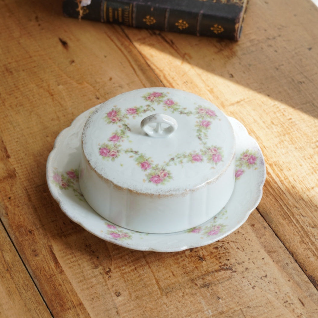 Beurrier "Ildace" rond en porcelaine fleurie et dorée