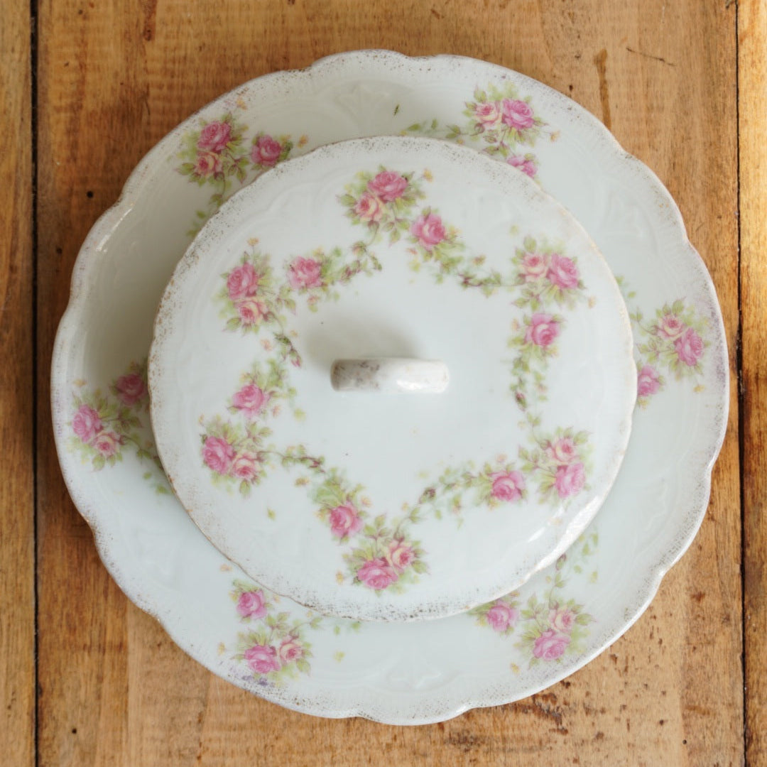 Beurrier "Ildace" rond en porcelaine fleurie et dorée