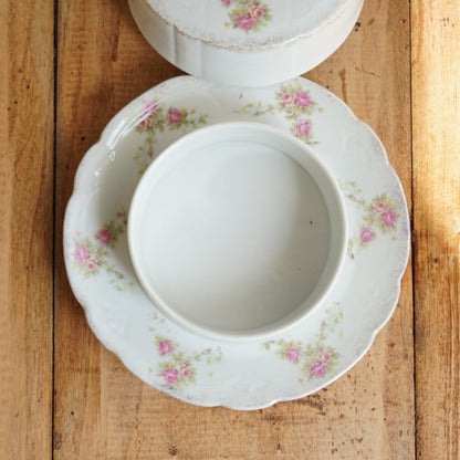 Beurrier "Ildace" rond en porcelaine fleurie et dorée