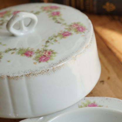 Beurrier "Ildace" rond en porcelaine fleurie et dorée