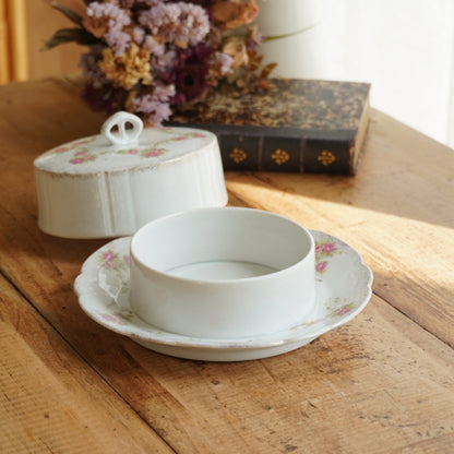 Beurrier "Ildace" rond en porcelaine fleurie et dorée