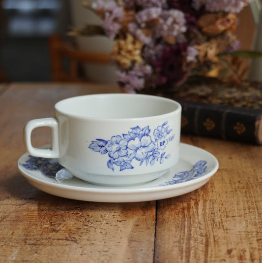 Grande tasse "Vézine" en porcelaine Pyroblan fleurie bleutée Sarregemines