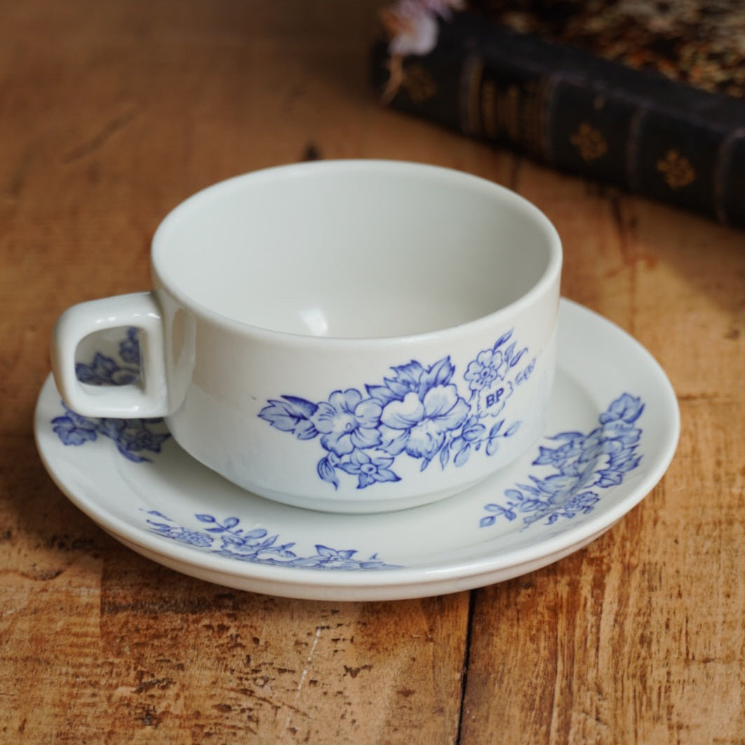 Grande tasse "Vézine" en porcelaine Pyroblan fleurie bleutée Sarregemines