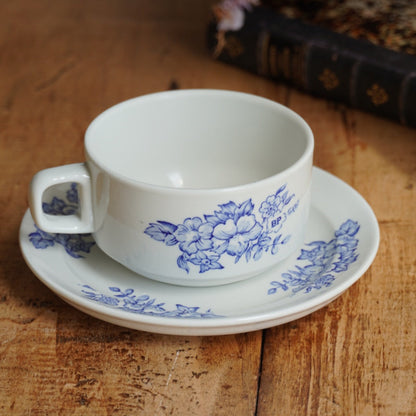 Grande tasse "Vézine" en porcelaine Pyroblan fleurie bleutée Sarregemines