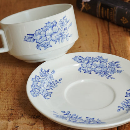 Grande tasse "Vézine" en porcelaine Pyroblan fleurie bleutée Sarregemines