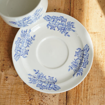 Grande tasse "Vézine" en porcelaine Pyroblan fleurie bleutée Sarregemines