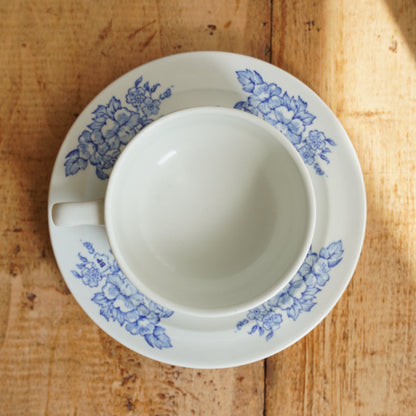 Grande tasse "Vézine" en porcelaine Pyroblan fleurie bleutée Sarregemines