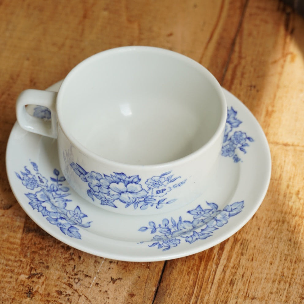 Grande tasse "Vézine" en porcelaine Pyroblan fleurie bleutée Sarregemines