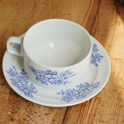 Grande tasse "Vézine" en porcelaine Pyroblan fleurie bleutée Sarregemines