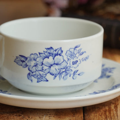 Grande tasse "Vézine" en porcelaine Pyroblan fleurie bleutée Sarregemines