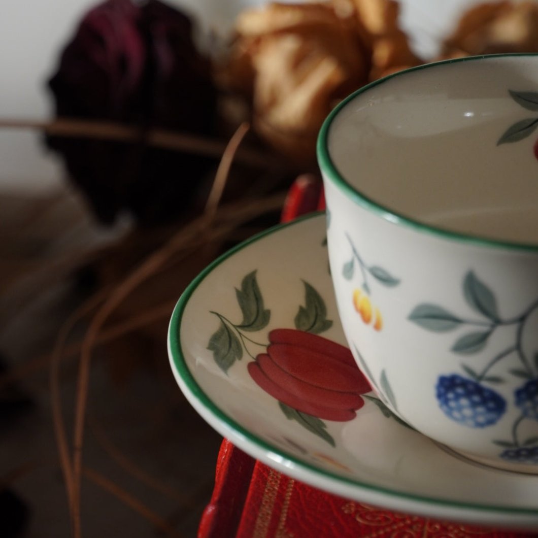 Tasse en céramique anglaise avec ses motifs fleuris et fruités