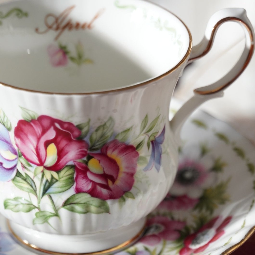 Tasse en porcelaine anglaise du mois d'Avril Queen's Rosina China Co. Ltd